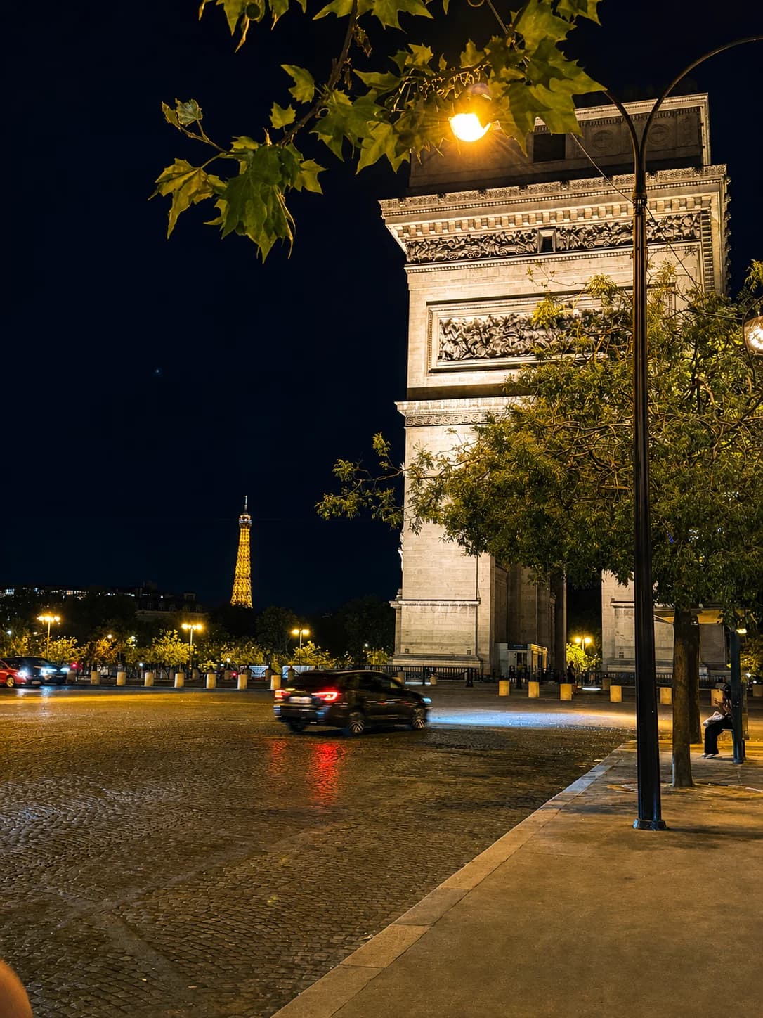 L’Arc de Triomphe et la tour Eiffel de nuit à Paris