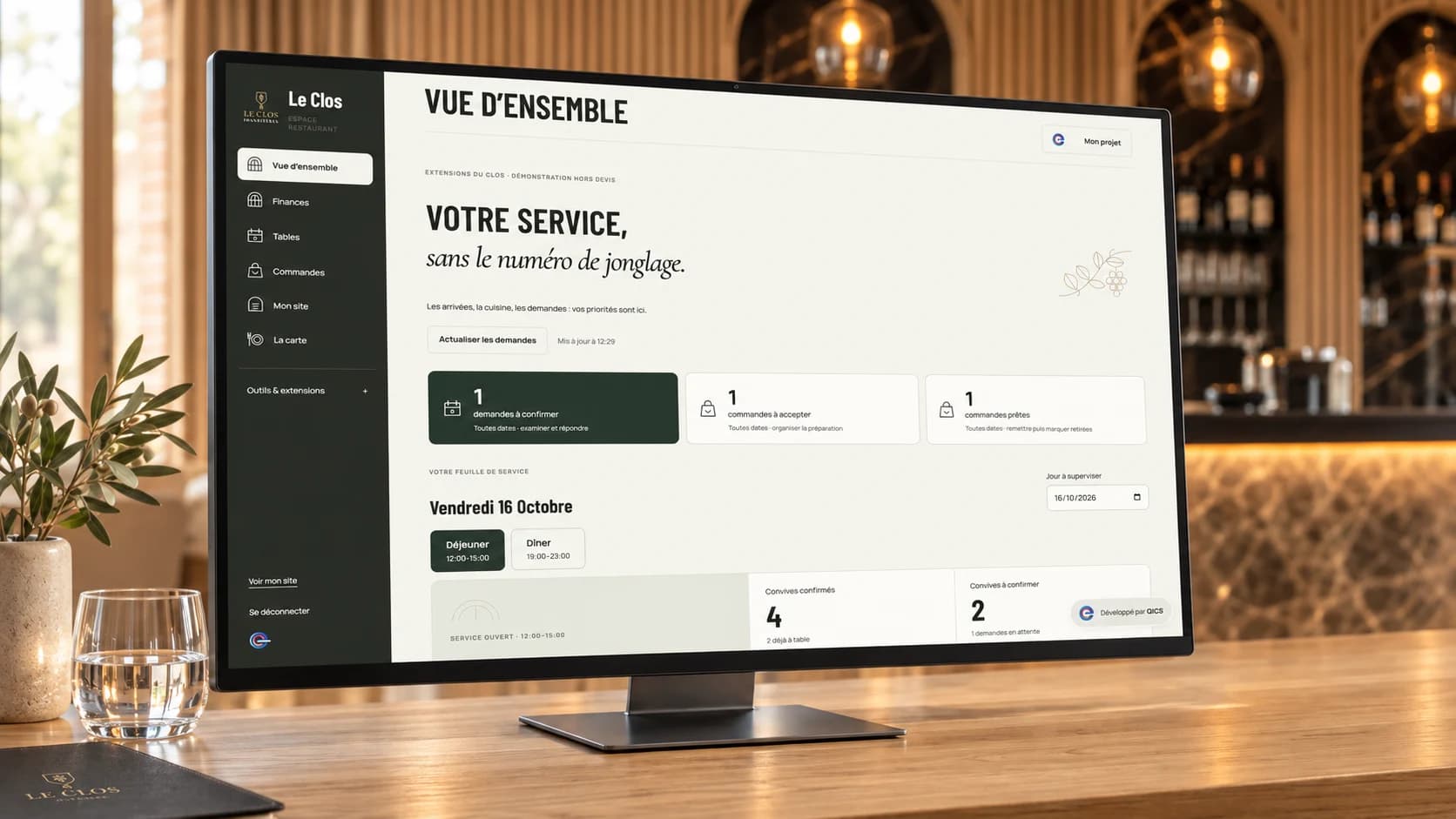 L’administration du Clos présentée sur un écran dans une mise en scène au restaurant