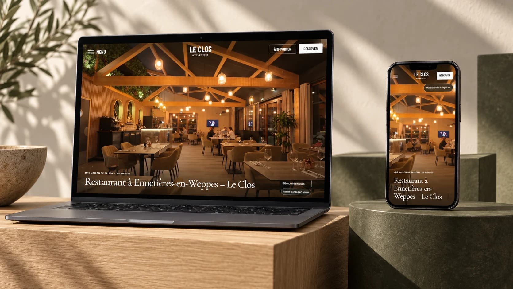 Le site Le Clos sur ordinateur portable et téléphone, dans une composition aux matières naturelles